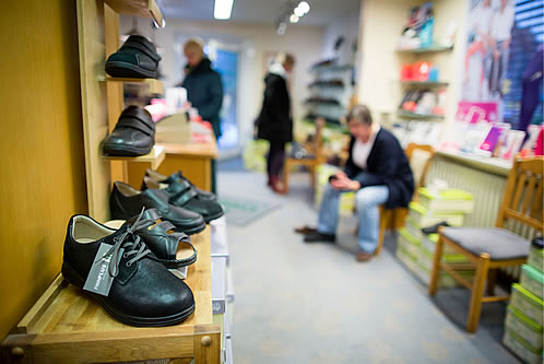 Schuhregal mit Komfortschuhen im Verkaufsraum