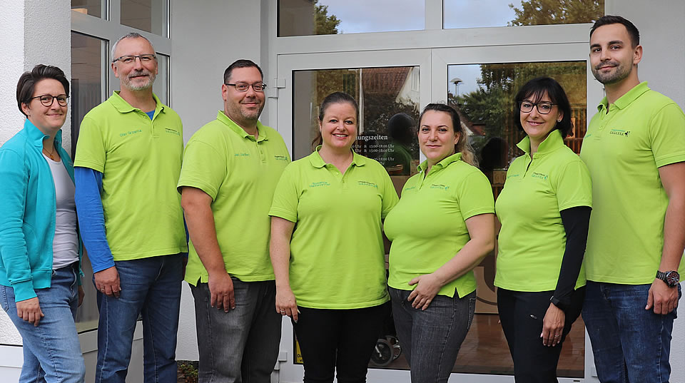 Das Team der Orthopädie-Schuhtechnik Grzanna vor dem Eingang in Celle